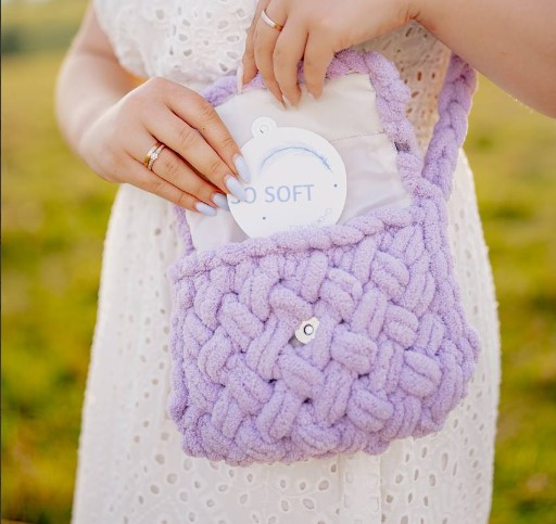Сумка ручної роботи жіноча з пряжі alize puffy бренду SO SOFT на подарок