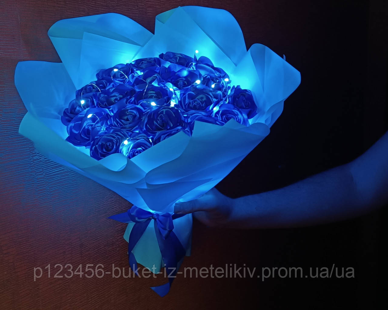 Букет из атласных розочек и подсветкой тренд Tik-Tok (ID#2332686555 ...