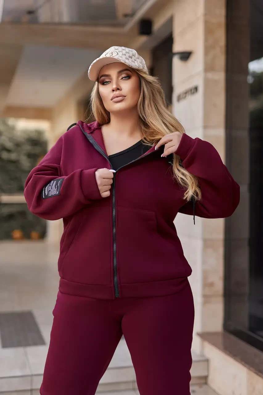 Спортивний жіночий костюм на флісі з нашивками та капюшоном бордового кольору