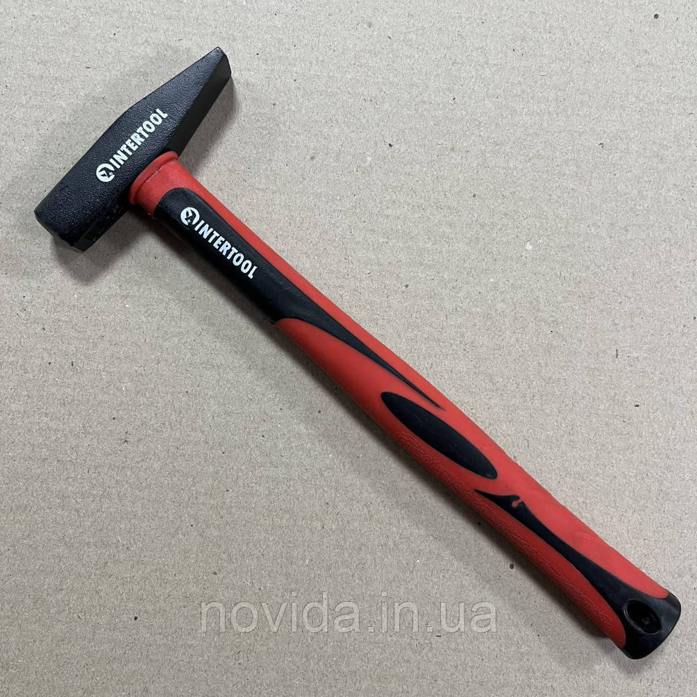 Молоток 800 г, ручка з фібергласу INTERTOOL HT-0208
