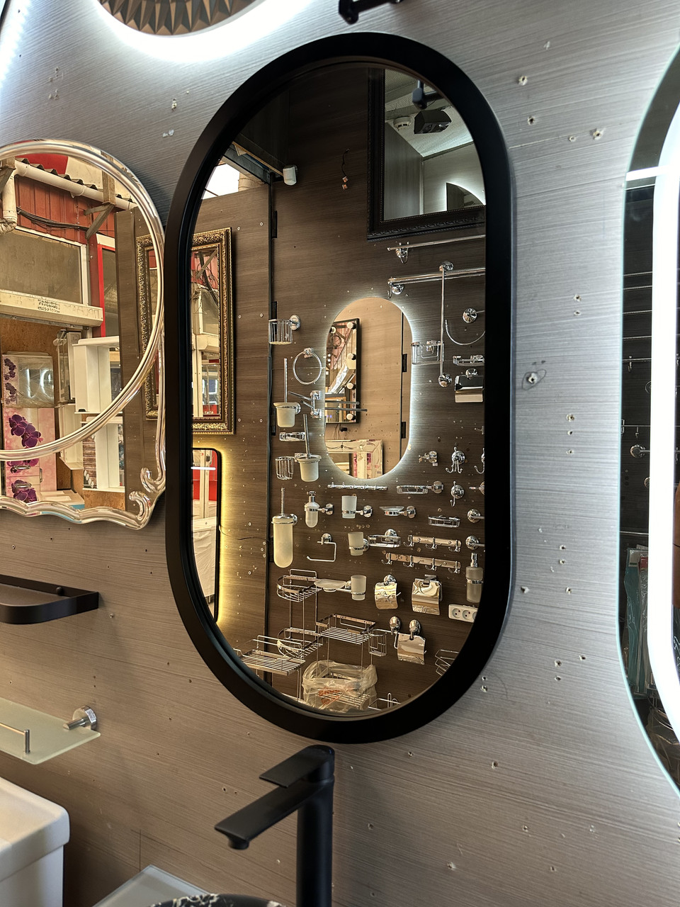 Дзеркало 55х95 см настінне в чорній рамі