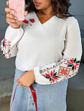 Біла жіноча блуза із софту з принтом маки та український орнамент, фото 3