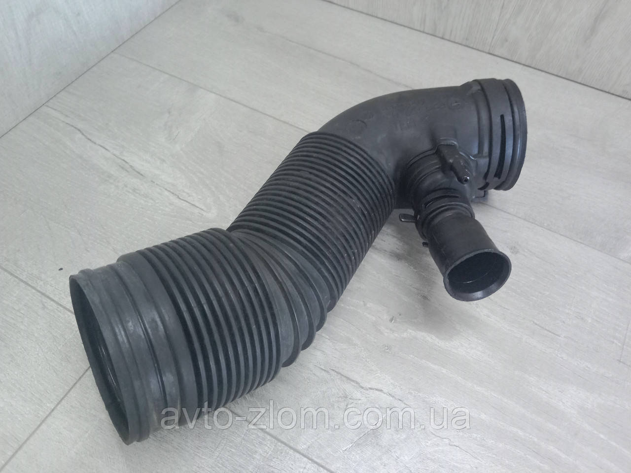 Патрубок повітряного фільтра Volkswagen Golf 4, Bora, Skoda Octavia. 1,6. 1J0129684N.