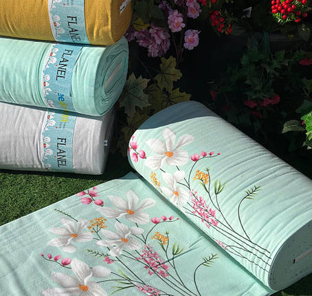 Постільна тканина м'ятного кольору Фланель (байка) 240 см, 100% бавовняна набивна з малюнком польових квітів, рулон 25 м, фото 1