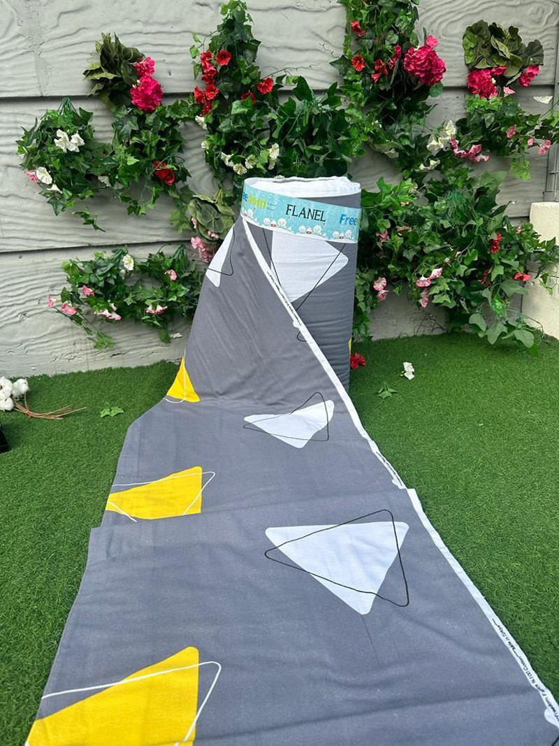 Бавовняна тканина 240 см для постільної білизни Фланель (байка) сіра геометричний принт великі трикутники, рулон 25 м