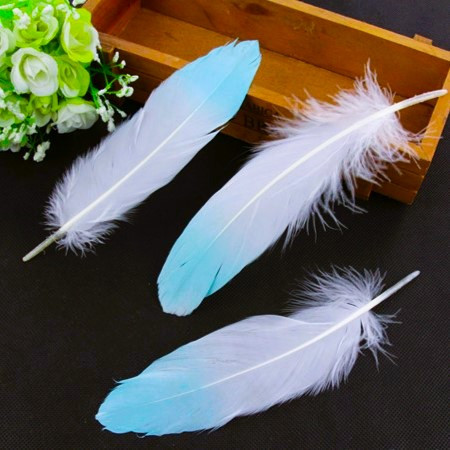Перо гусяче фарбоване 15-20 см 1 шт. Білий з блакитним, фото 1