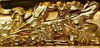 Позолота сусальным золотом старинной деревянной рамы с элементами резьбы.