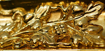 Позолота сусальним золотом старовинної дерев'яної рами з елементами різьблення.