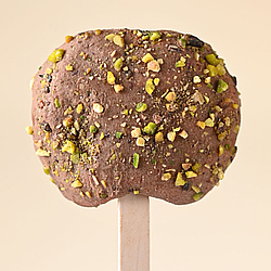 Яблуко в молочному шоколаді з фісташкою