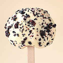 Яблуко в білому шоколаді з лохиною