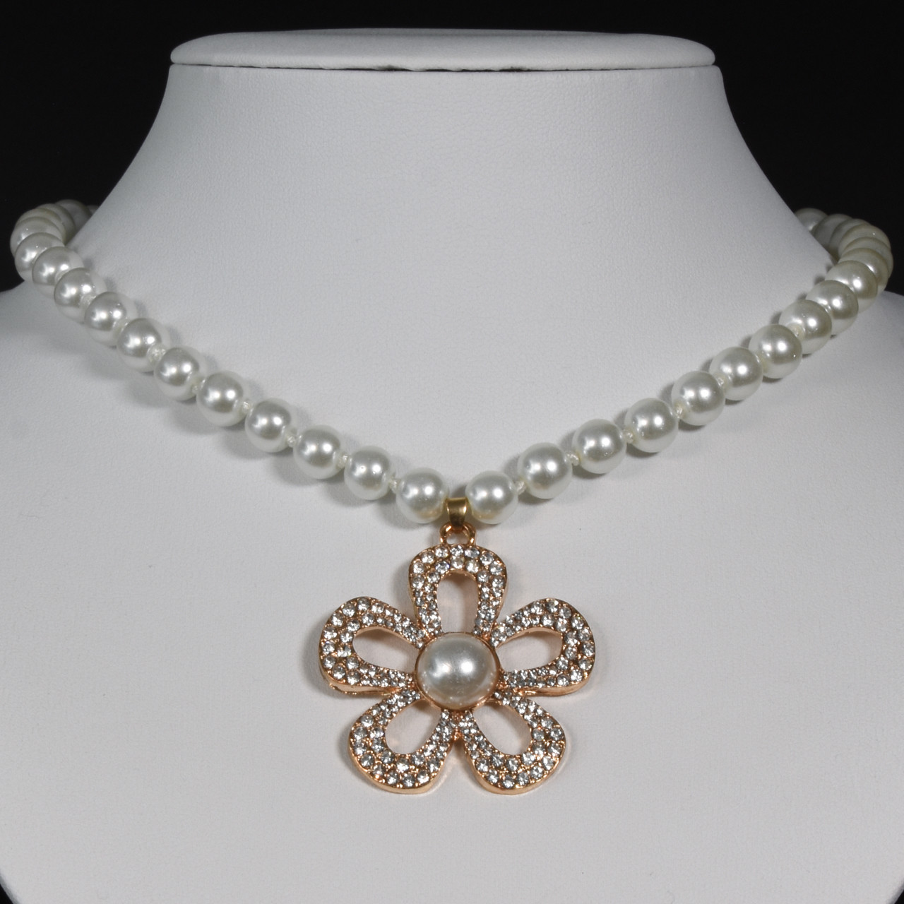 Кольє з перлинних білих намистин із вузликами з великим кулоном квіточок із білими стразами довжина 45 см