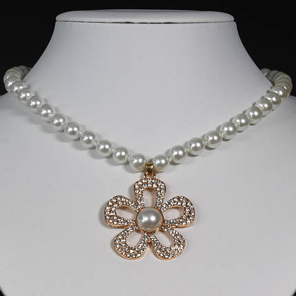 Кольє з перлинних білих намистин із вузликами з великим кулоном квіточок із білими стразами довжина 45 см, фото 1