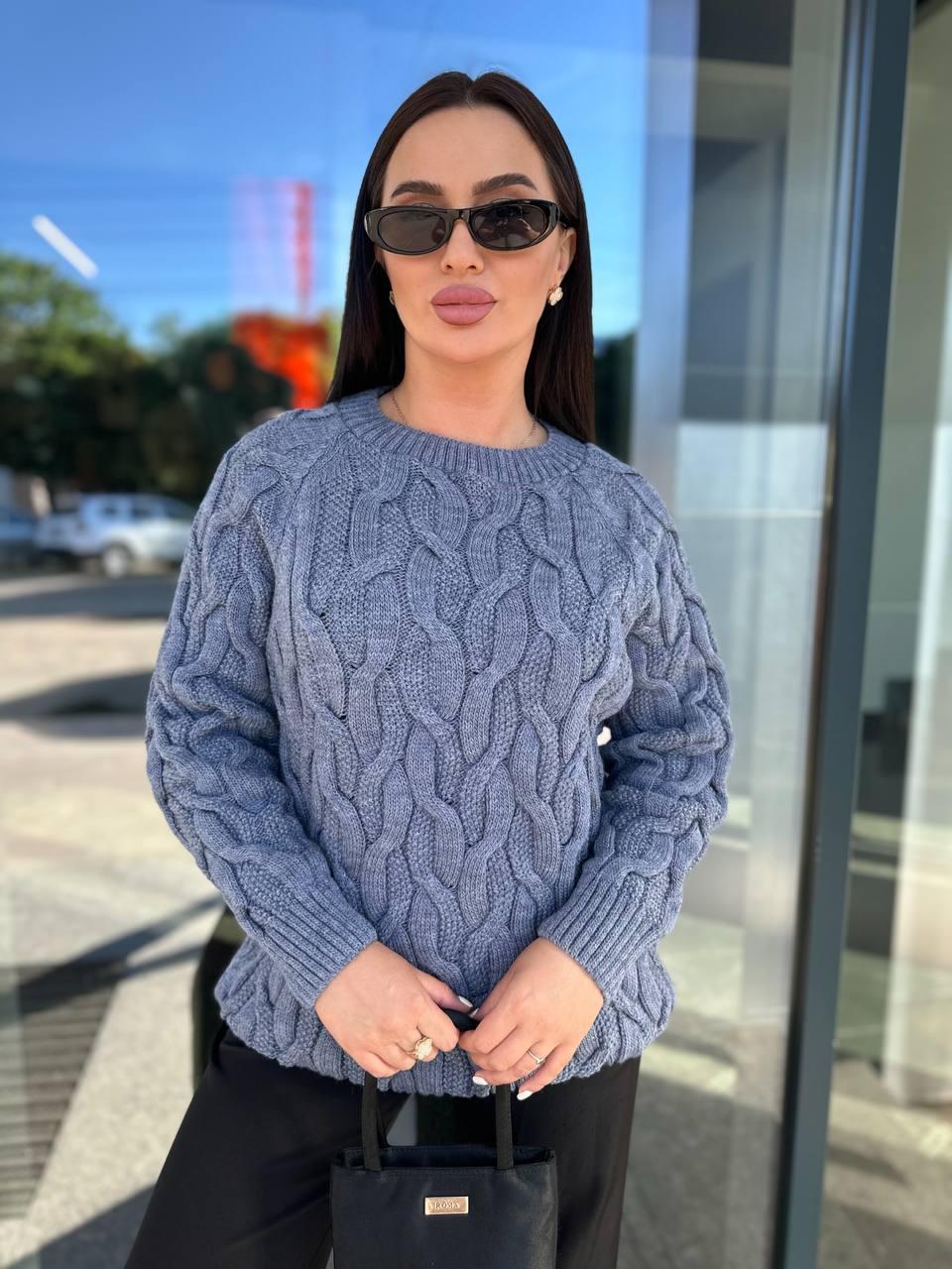 Теплий жіночий в'язаний светр із візерунком коса шерсть