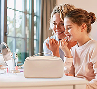 Містка дорожня косметичка