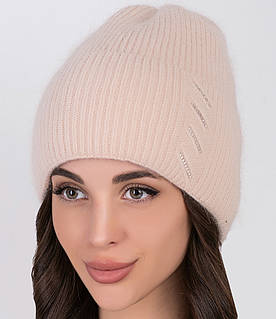Жіноча зимова шапка «Міланія» з ніжної вовняної ангорової пряжі в кольорі латте.