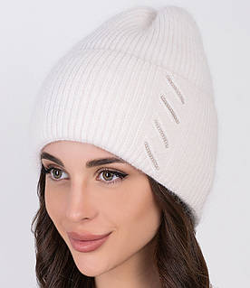 Жіноча зимова шапка «Міланія» з ніжної вовняної ангорової пряжі в білому кольорі.