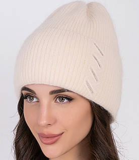 Жіноча зимова шапка «Міланія» з ніжної вовняної ангорової пряжі в кольорі молоко.