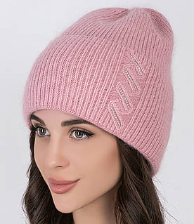 Жіноча зимова шапка «Міланія» з ніжної вовняної ангорової пряжі в кольорі рожева пудра.