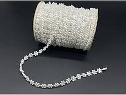 Декоративна стрічка з напівбусин квіточки на нитці котушка VX-16 (за м). Колір — білий