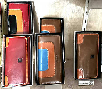 Гаманець жіночий коричневий та бордовий на кнопці з натуральної шкіри.