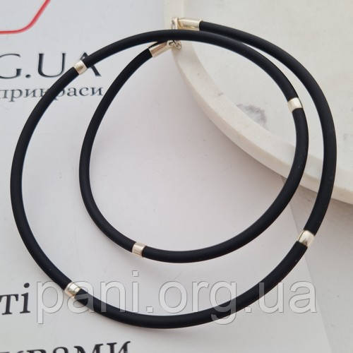 Кольє з каучуку чорне зі срібними вставками, фото 1