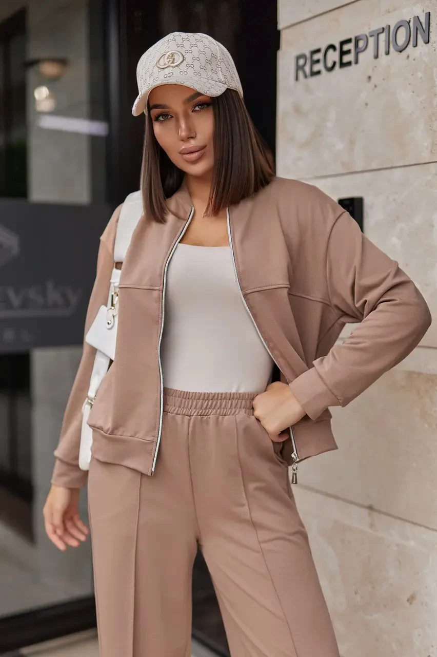 Спортивний жіночий костюм демісезонний двійка брюки з кишенями і кофта на блискавці