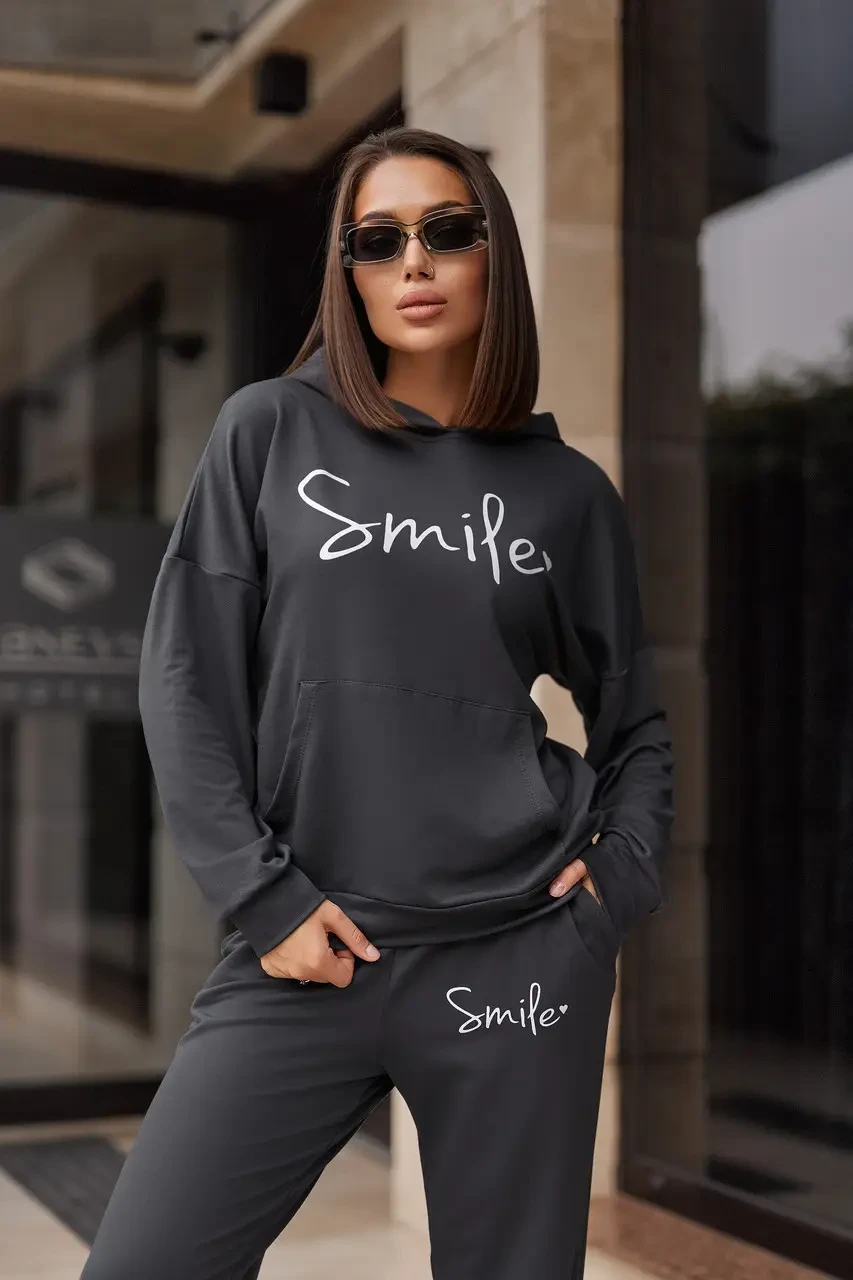 Спортивний жіночий однотонний костюм худі з капюшоном та кишенями, штани з манжетами