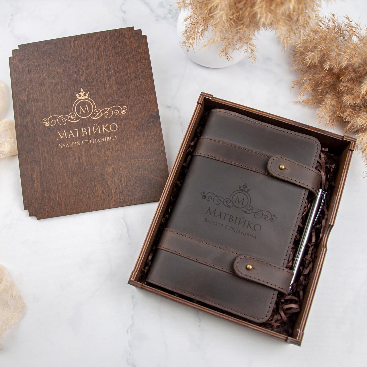 Блокнот та ручка з гравіюванням у дерев'яній коробці Коричневий B6 | Подарунок брату на День Народження, фото 1