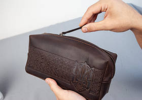 Велика чоловіча шкіряна косметичка коричнева з тисненням Герб України Тризуб