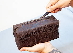 Велика чоловіча шкіряна косметичка коричнева з тисненням Карпат