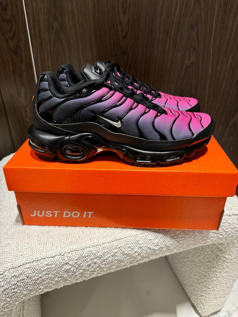 Чоловічі кросівки Nike Air Max TN Plus Pink Black Взуття Найк Аір Макс ТН Плюс рожеві з чорним текстиль air-підошва демісезон