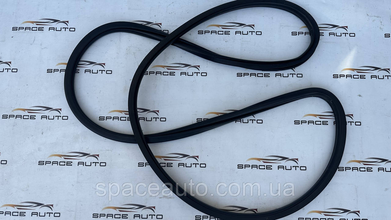 Уплотнитель передней левой двери Nissan Rogue T33 2021-2024 год б/у оригинал без дефектов в отличном состоянии, фото 1