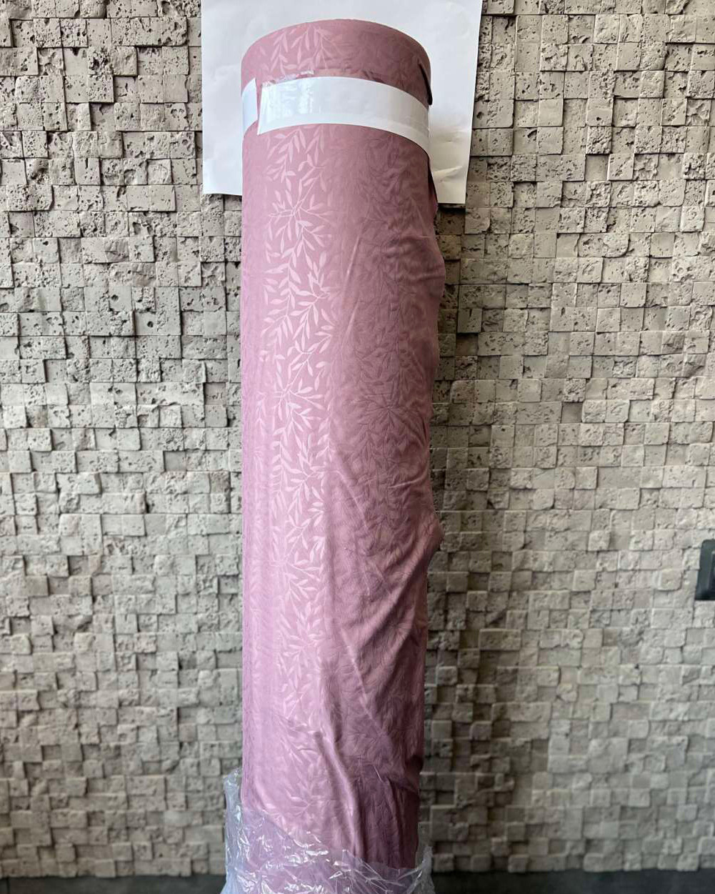 Рожева однотонна тканина для постільної білизни Мікрофібра тиснення дрібні листочки синтетична TIS-D1 у рулоні 100 м