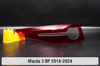 Скло заднього ліхтаря зовнішнє у крилі Mazda 3 BP (2018-2024) ліве