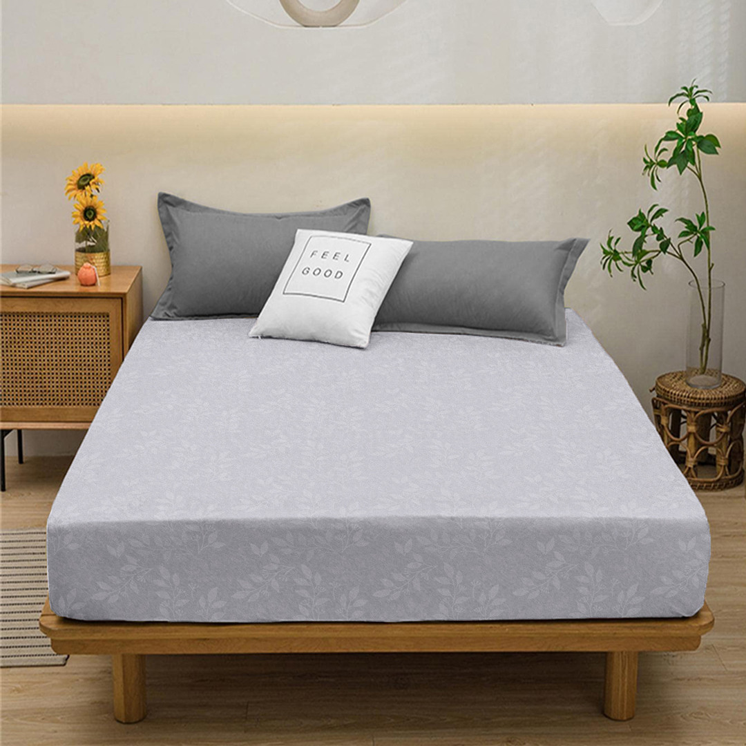 Натяжне однотонне простирадло мікрофібра на гумці захисне (120*200*25) з гілочками сірого кольору