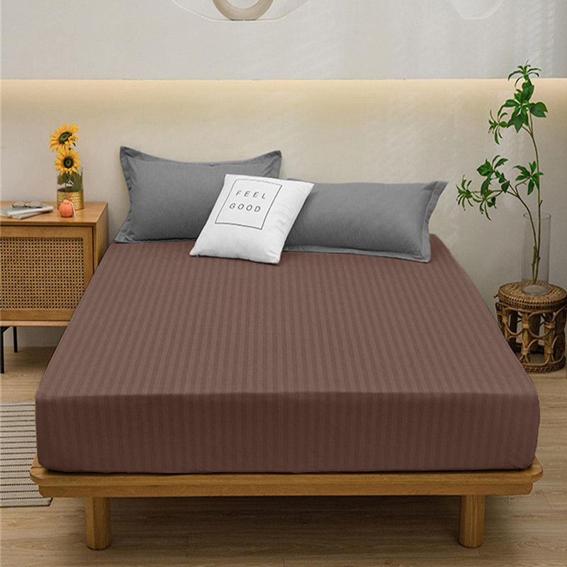 Темне захисне натяжне простирадло-наматрацник із мікрофібри на гумці (140*200*25) двоспальне коричневе однотонне в смужку