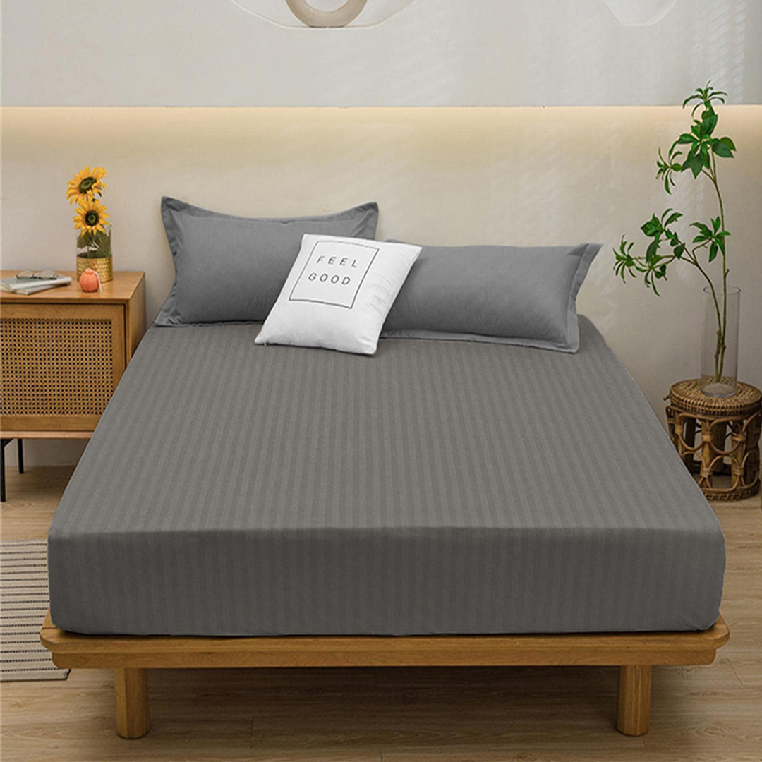 Сіре натяжне простирадло на гумці односпальне полуторне (90*200*25) міцне мікрофібра в смужку