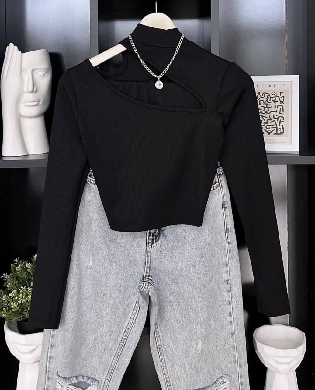 Стильний жіночий топ з з вирезом у чорному кольорі, фото 1