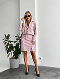 Пудровий жіночий костюм із кашеміру в ялинку: спідниця та укорочений піджак, фото 3
