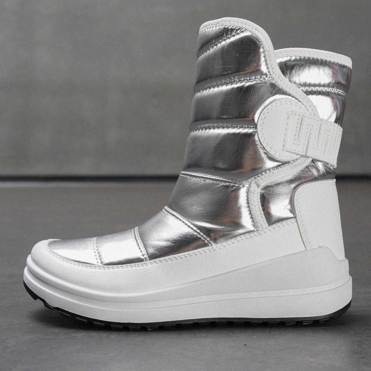 Жіночі білі черевики на зиму непромокаючі