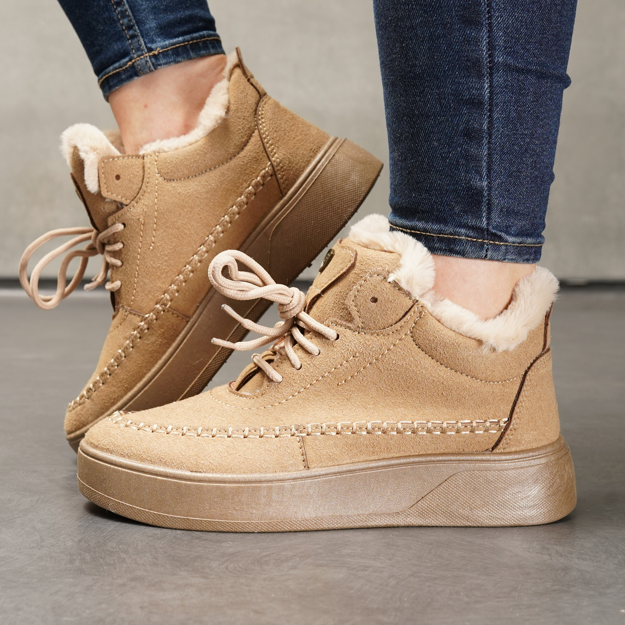 Жіночі зимові черевики на шнурках пісочного кольору