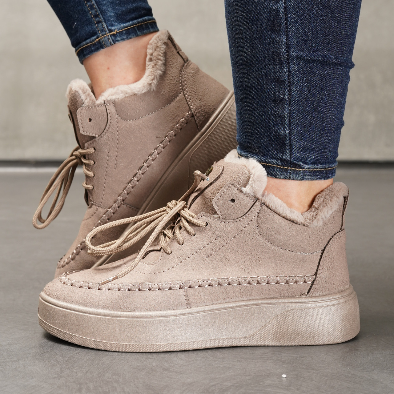 Жіночі зимові черевики на шнурках кавового кольору