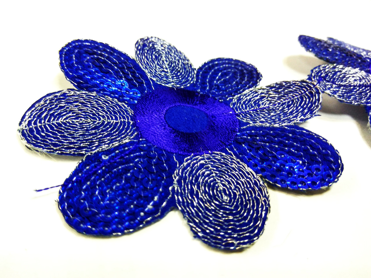 Квітка синій пришивний елемент із паєтками та вишивкою шовком по атласу. на клейовій основі
