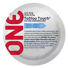 Презерватив ONE Tattoo Touch Blue, 1 шт., блакитний, з рельєфом у формі татуювання
