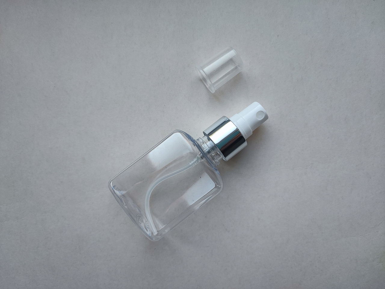 50 - 55 мл флакон Квадрат ПЕТ прозорий з сріблястим розпилювачем, спреєм 20/410 пляшка тара спрейчик, атомайзер
