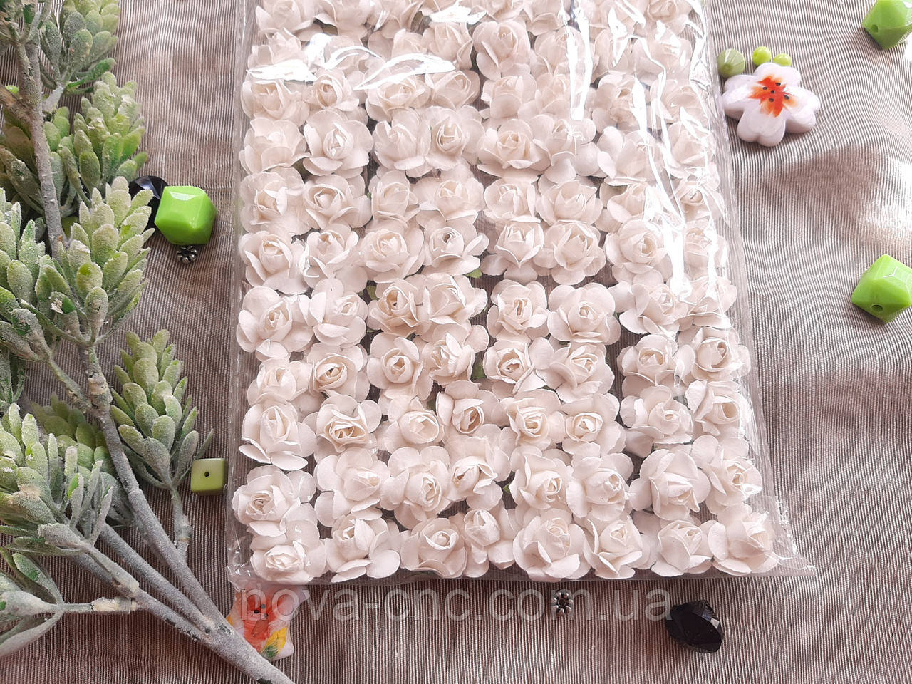 Декоративні паперові квіти білі 1 пачка 144 квітки