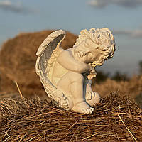 Садова фігура Янгол сидить схрестив ніжки, схилив голову, скульптура ангела на могилу, фігура янгола, скульптура ангел