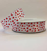 Стрічка атласна біла в червоних сердечках 2,5 см