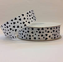 Стрічка атласна біла в чорних сердечках 2,5 см