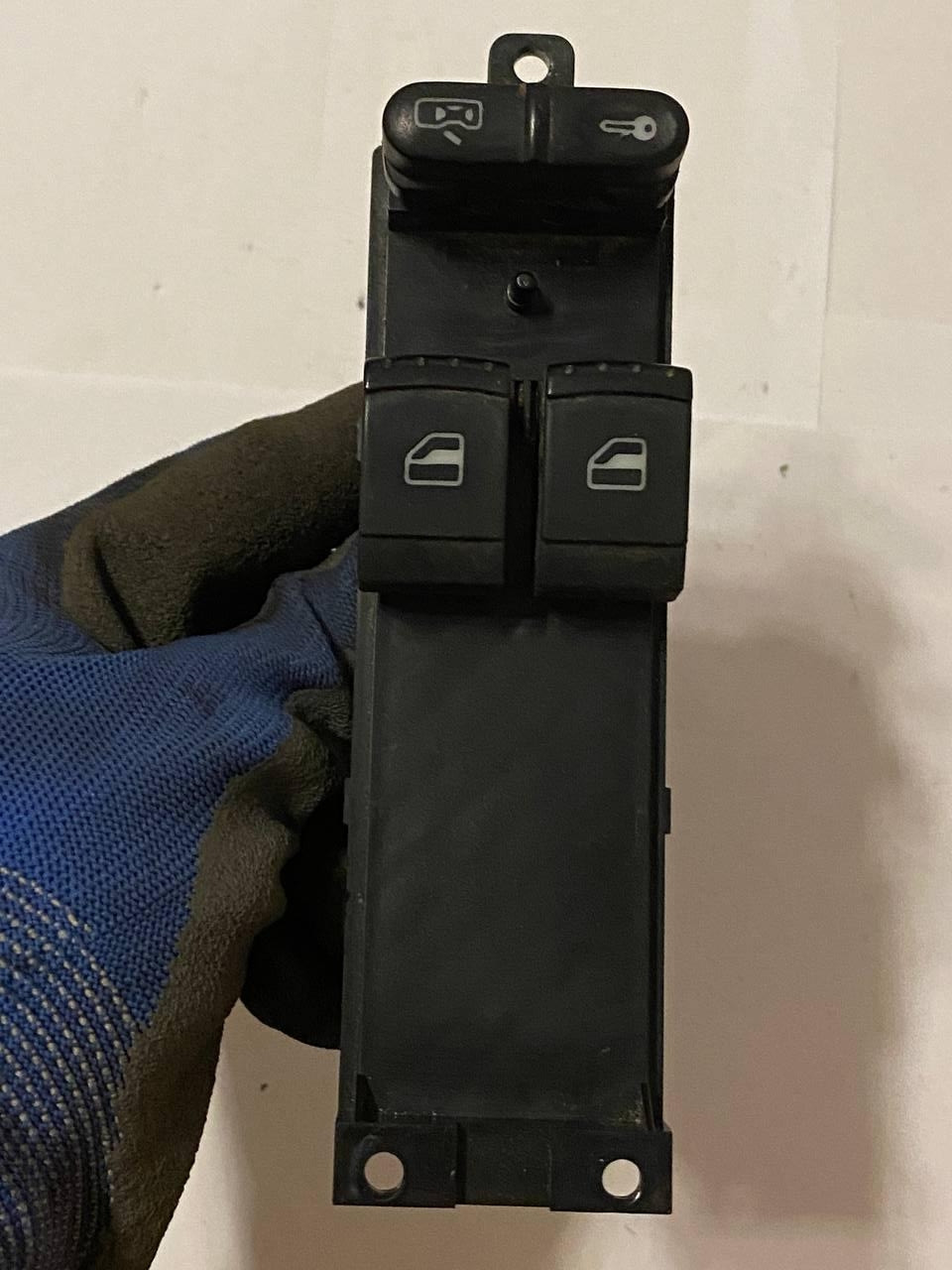 Кнопки склопідіймачів Bosch Volkswagen / Seat 1J3 959 857B / 1J3959857B / F005 S0 0071 / F005S00071